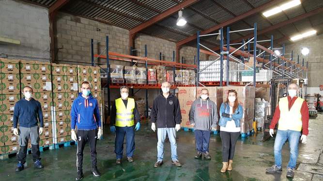 Voluntarios en el almacén del Banco de Alimentos de Huelva.