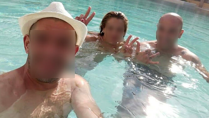 Las tres personas en la piscina del hotel cerrado.
