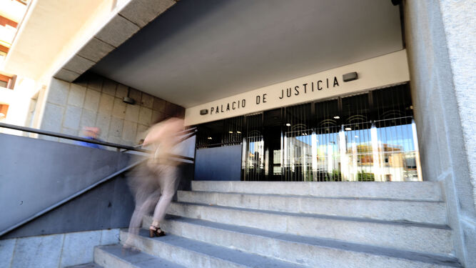Entrada principal del edificio de la Audiencia Provincial de Huelva.