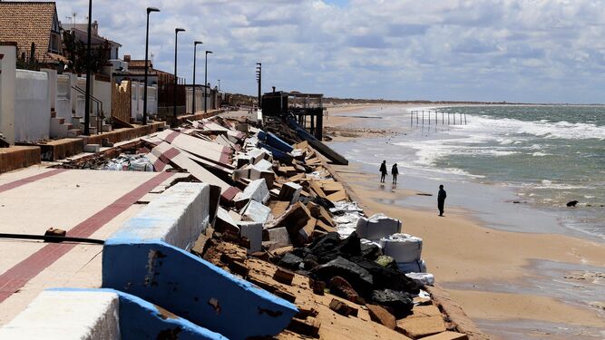 El paseo marítimo de Matalascañas en la jornada de ayer, destrozado.