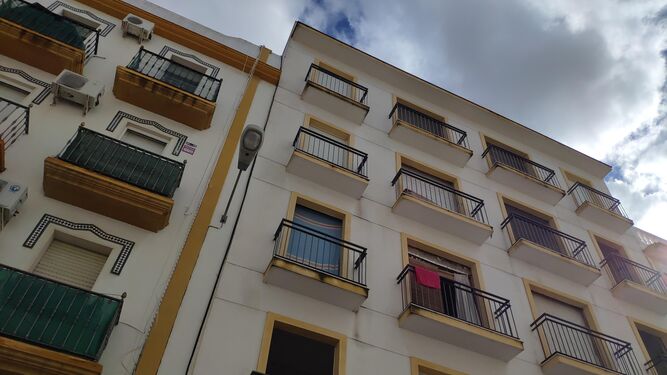 Bloque de viviendas ocupado en el Molino de la Vega.