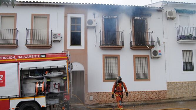 Los bomberos en la casa incendiada.