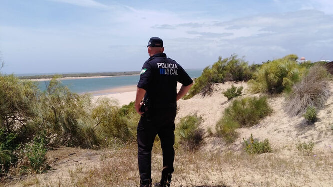 La Policía Local de Cartaya vigila las playas.
