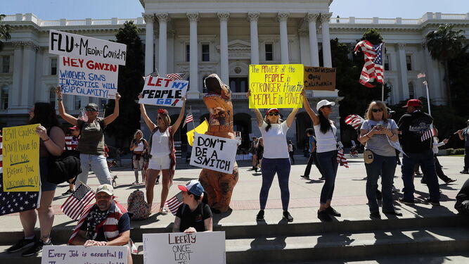 Protesta en Sacramento (California) contra el confinamiento para frenar la pandemia del coronavirus.