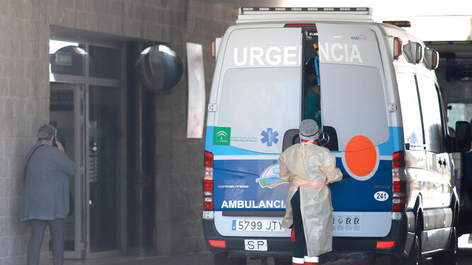 Una ambulancia en el Juan Ramón Jiménez.
