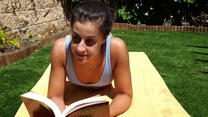 Carolina Marín se relaja leyendo un libro y tomando el sol, ya en Madrid.