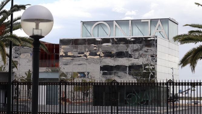 Edificio de la lonja de pesca del Puerto de Huelva con su característica fachada de cristal como elemento característico.