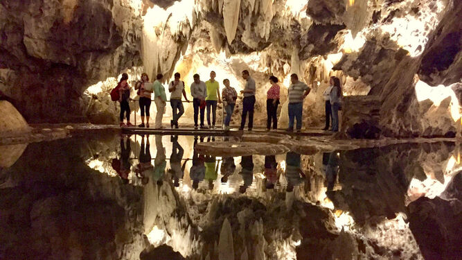 Un grupo de turistas visita la Gruta de las Maravillas.