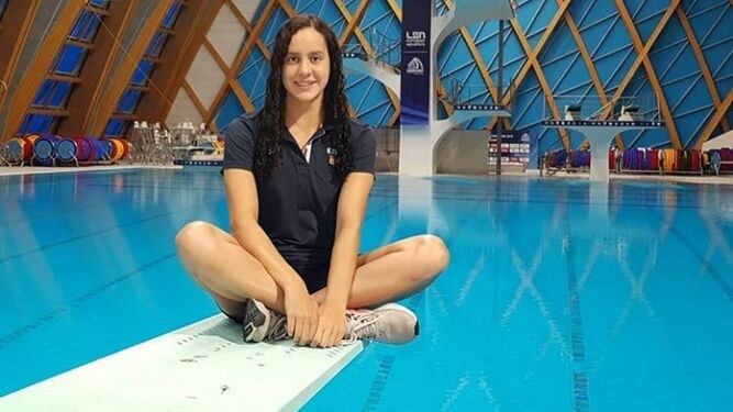 Alba Vázquez posa junto a la piscina tras un entrenamiento.