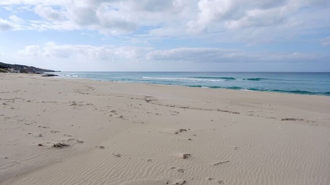 Una playa española completamente vacía.