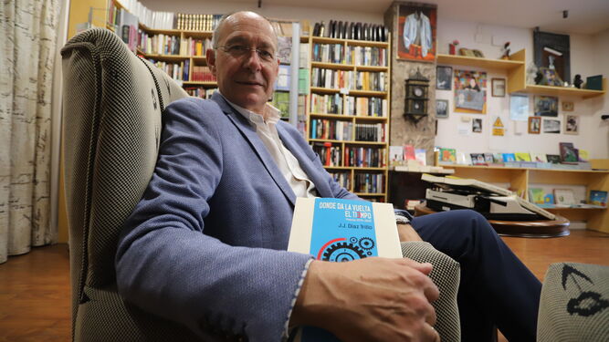 José Juan Díaz Trillo, con su antología en la mano, en la librería La Dama Culta de Huelva.