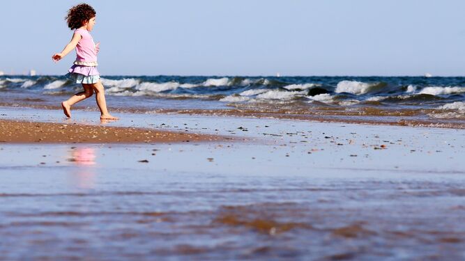 Una niña pasea por la playa de Punta Umbría estos días atrás.