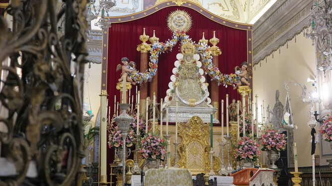 Imagen del altar de la Virgen del Rocío en la parroquia de Almonte.