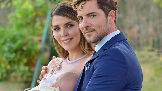 David Bisbal y Rosanna Zanetti en el bautizo de Matteo, su primer hijo. Ahora vuelven a estar 'embarazados'.
