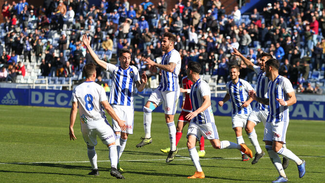 Iván González (saltando) festeja el gol que le marcó al Real Murcia la pasada campaña.