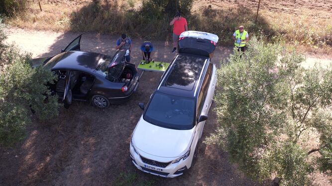 La zona de la búsqueda de Jorge Alamillo a vista de dron, con el equipo de voluntarios de Asemerpas sobre el terreno.
