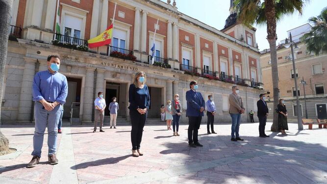 Minuto de silencio en el Ayuntamiento de Huelva con todos los representantes políticos.