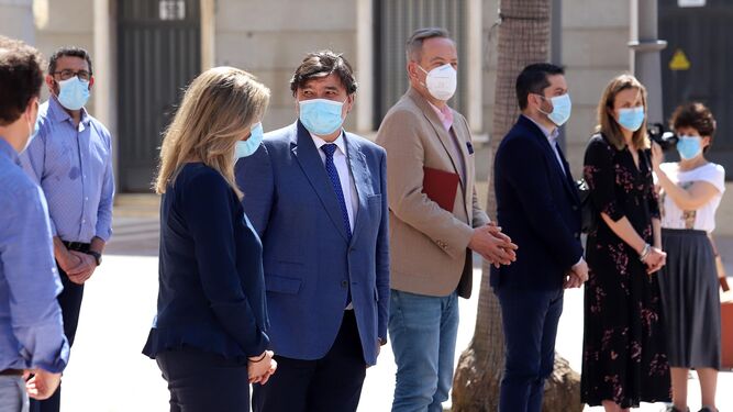 El alcalde de Huelva en el minuto de silencio en el Ayuntamiento.