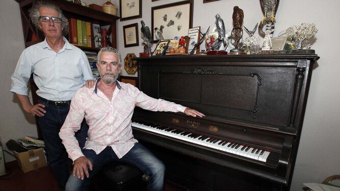 Manuel Diego y Joaquín Pareja-Obregón con la pianola en la que se compuso la Salve.