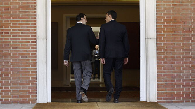 El entonces presidente del Gobierno Mariano Rajoy recibe a Pedro Sánche en Moncloa en julio de 2014.