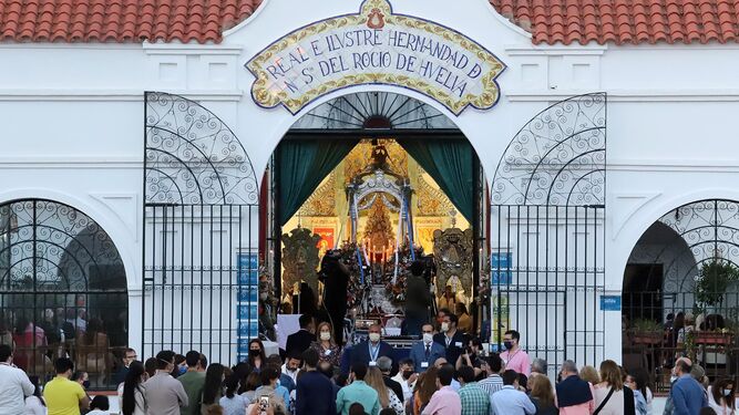 Cientos de onubenses se agolpan en el exterior de la Casa Hermandad de Huelva para fotografiar la misa.