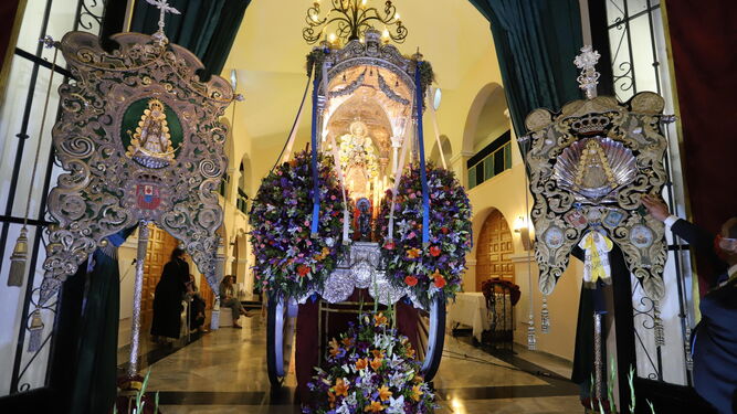 El altar efímero creado para el rosario especial con los simpecados de Huelva y Emigrantes, y la imagen de la Virgen del Rocío de la parroquia de la Concepción.