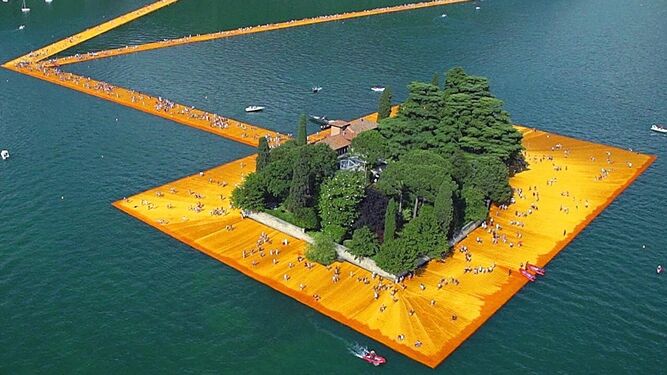 Una imagen del proyecto 'The Floating Piers' en el lago Iseo, en los Alpes italianos.