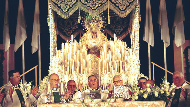 La Virgen de la Esperanza tras ser coronada por el obispo Ignacio Noguer.