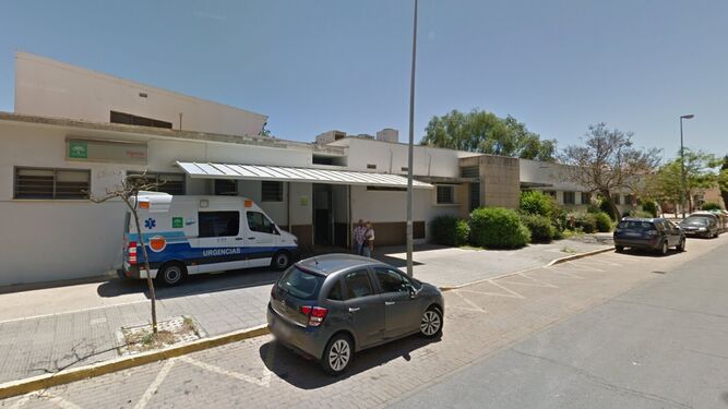 Acceso al área de urgencias del centro de salud de Isla Cristina.