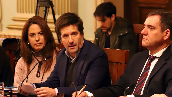 Noelia Álvarez, Guillermo García Longoria y Néstor Santos en una sesión plenaria extraordinaria celebrada el pasado enero.