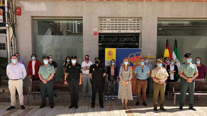 Minuto de silencio en la Subdelegación del Gobierno de Huelva esta mañana.