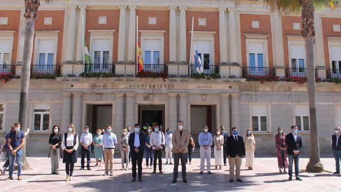 Minuto de silencio esta mañana en la puerta del Ayuntamiento de Huelva.