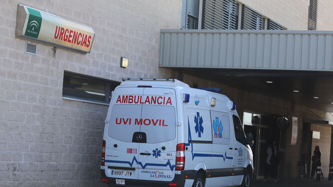 Una ambulancia en Urgencias del Hospital Juan Ramón Jiménez.