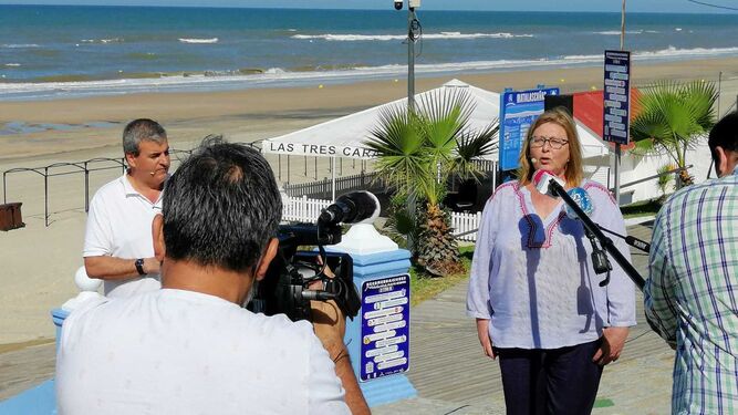 La alcaldesa de Almonte en la playa de Matalascañas en la mañana de ayer.