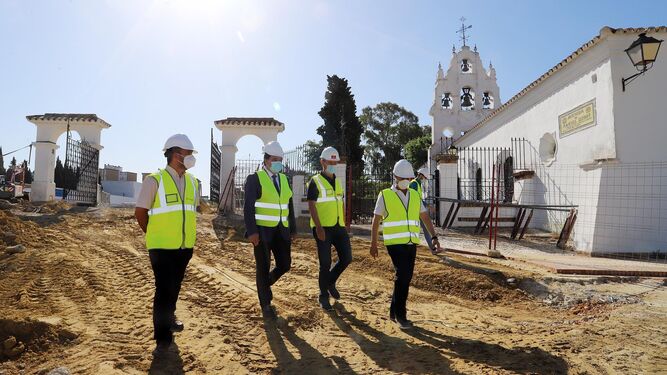 El alcalde de Huelva, Gabriel Cruz, visita las obras de reforma del entorno del Santuario de la Cinta.