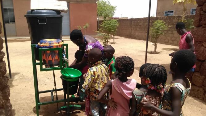 Niños hacen cola para beber agua en Burkina Faso.