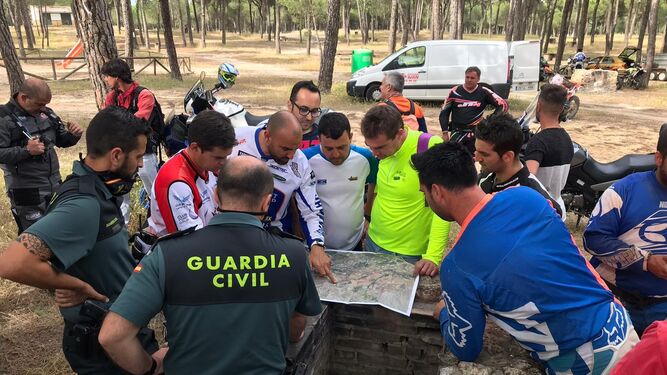 La Guardia Civil y un grupo de voluntarios organizan una batida de búsqueda para tratar de localizar a Jorge Alamillo en Candón.