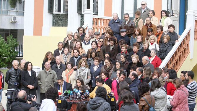 Un nutrido grupo de víctimas de la trama recién nacidos robados en Huelva, en la escalinata de la Casa Colón en 2013.