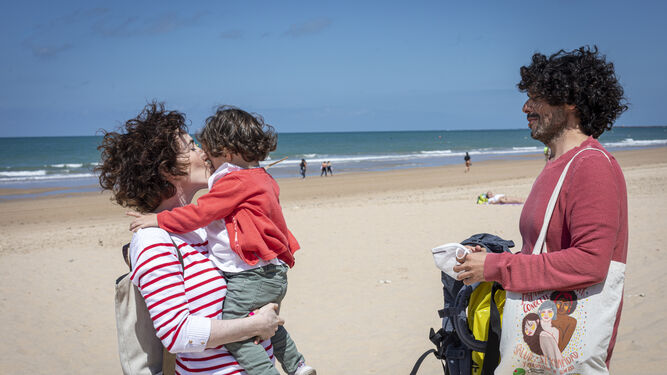 Marta y Fernando, vecinos de Sevilla, ayer en la playa de la Victoria con uno de sus dos hijos.