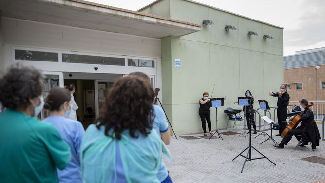 Un cuarteto de la Real Sinfónica toca a los sanitarios del centro de Salud de Tomares.