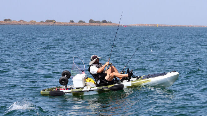 Pesca de recreo desde un kayak en Huelva.