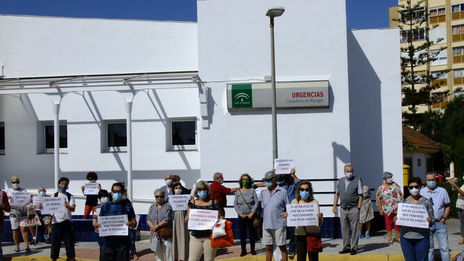 Vecinos concentrados a las puertas del centro de salud de Mazagón.