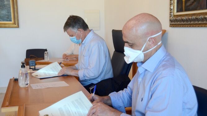 Firma del acuerdo entre el Ayuntamiento de Palos y la Fundación Cepsa.