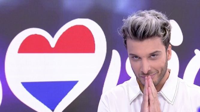 Blas Cantó ante el logotipo neerlandés de Eurovisión