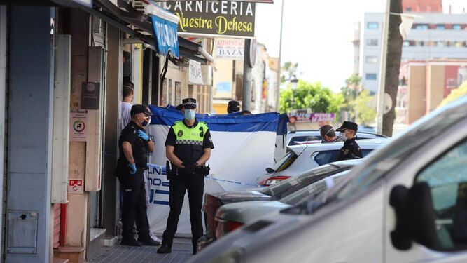 Policía Nacional y Local custodian el cuerpo, en la calle Bonares de Huelva.