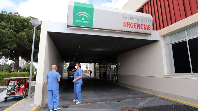 Sanitarios en la entrada de Urgencias del hospital Infanta Elena de Huelva.