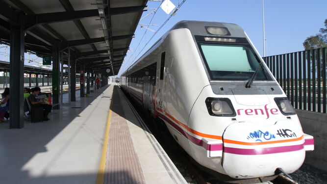 Un tren aguarda a su salida en un andén de la estación de Huelva.