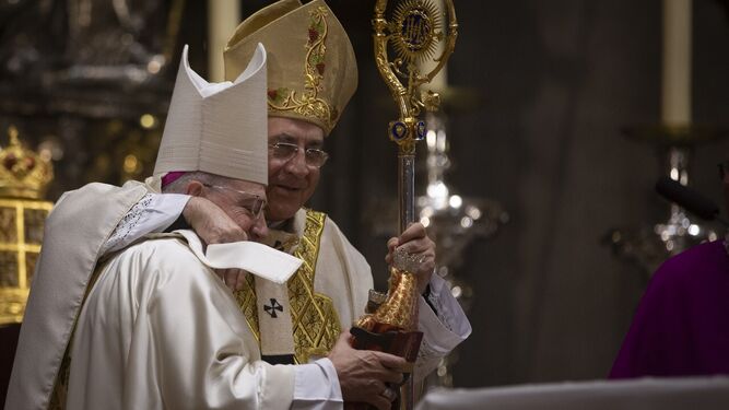 El arzobispo de Sevilla abraza al nuevo obispo de la diócesis de Huelva.