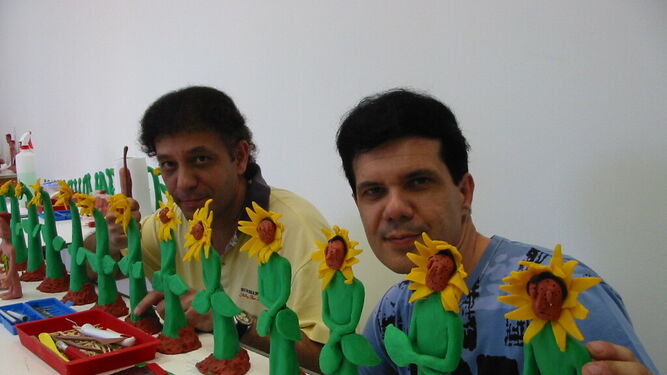 Pepe y Manuel Lagares con sus girasoles de plastilina del corto por el que ganaron el Goya en 2000.