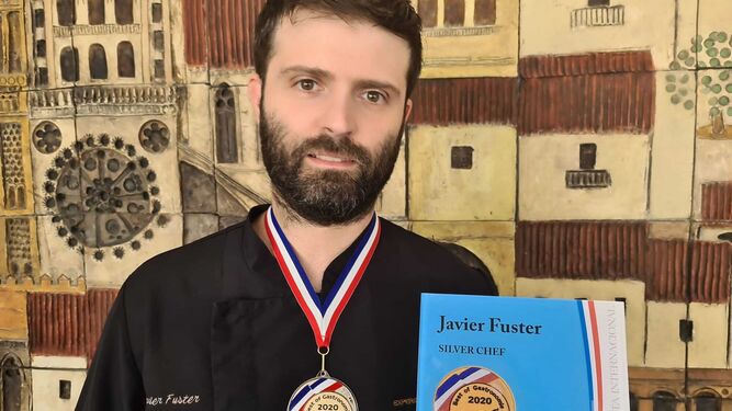 El chef Javier Fuster posa con la medalla concedida por Best of Gastronomie.